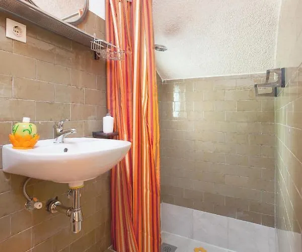 Apartman With A Parking Space - 6814 Makarska